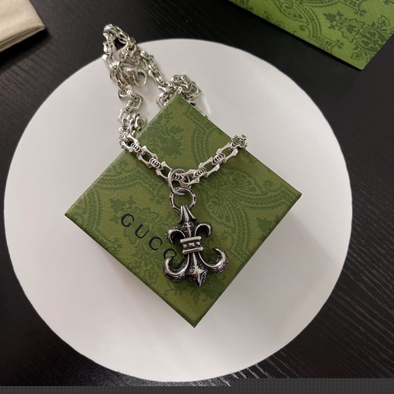 G*u*i necklaces